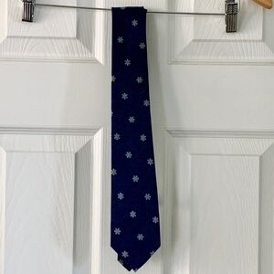 Banana Republic Men’s tie Navy Blue with white snowflakes
